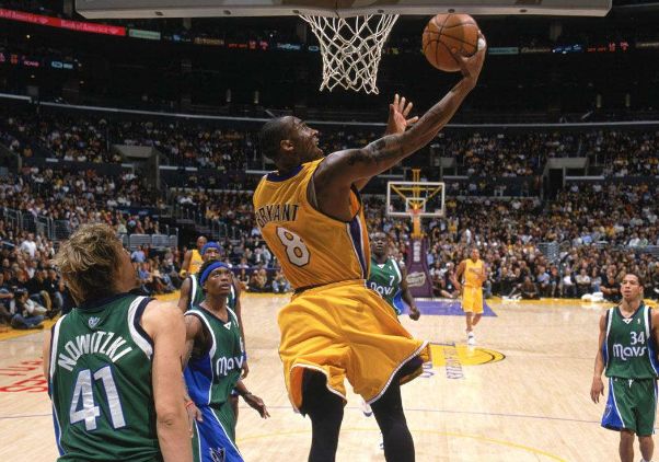 阿贾克斯客场4-2逆转卡拉巴克，收获本赛季欧冠首胜（阿贾克斯客场上演4-2逆转力克卡拉巴克，斩获赛季欧冠首胜）