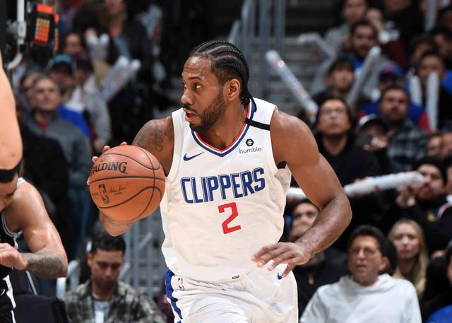 沈月你好星期六挑战滑坡失误，体操式滚落引关注（《你好星期六》沈月滑坡挑战失足，体操式翻滚引热议）