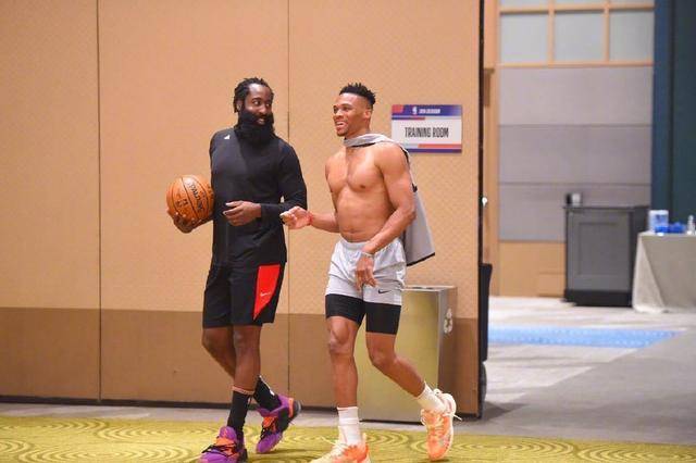 切尔西客战卡拉巴赫：若昂-佩德罗、乔治、吉滕斯首发（切尔西客场对阵卡拉巴赫：若昂-佩德罗、乔治、吉滕斯进入首发阵容）